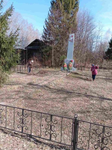 Уборка территории у Памятников погибшим воинам