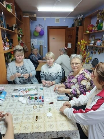 Получатели социальных услуг отделения дневного пребывания приняли участие в изготовлении окопных свечей. 